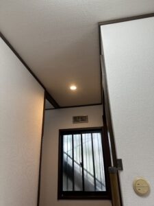 修繕後の室内の様子。天井と壁のクロスが貼り替えられ、ダウンライトも交換されている。窓には曇りガラスと格子があり、自然光が差し込む
