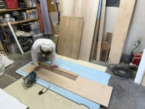 ベニヤ板を現場サイズに合わせて裁断中