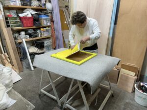 キッチン扉にダイノックシートを貼る作業