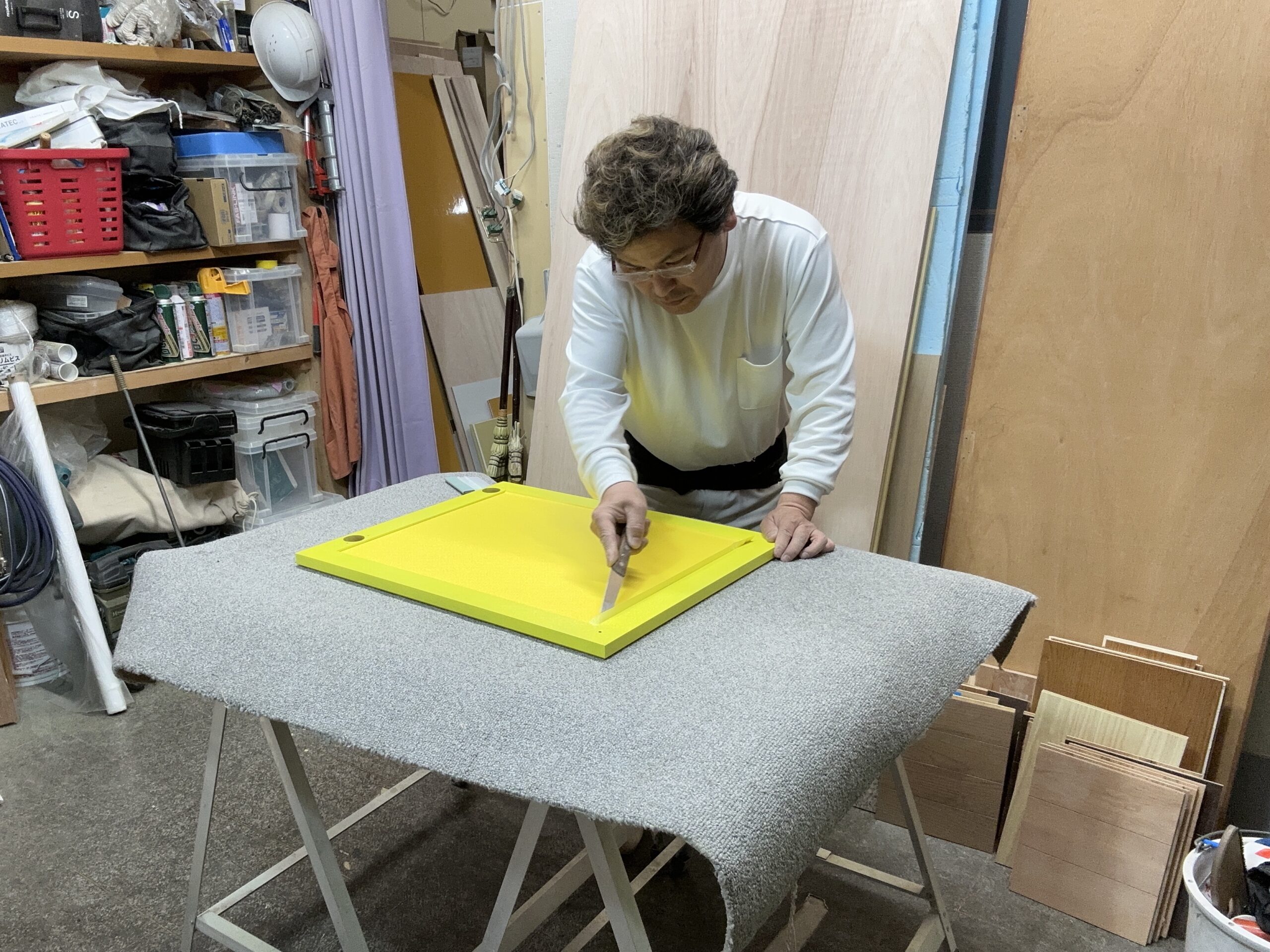 ダイノックシートを施工中