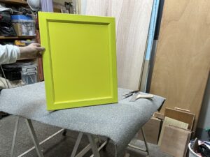 黄色いダイノックシートをキッチン扉に貼る工程