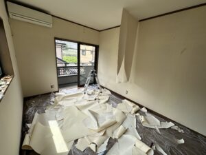 既存の壁紙を剥がしています。