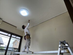 クロスの貼り終わりにローラーでコロコロ抑えていきます