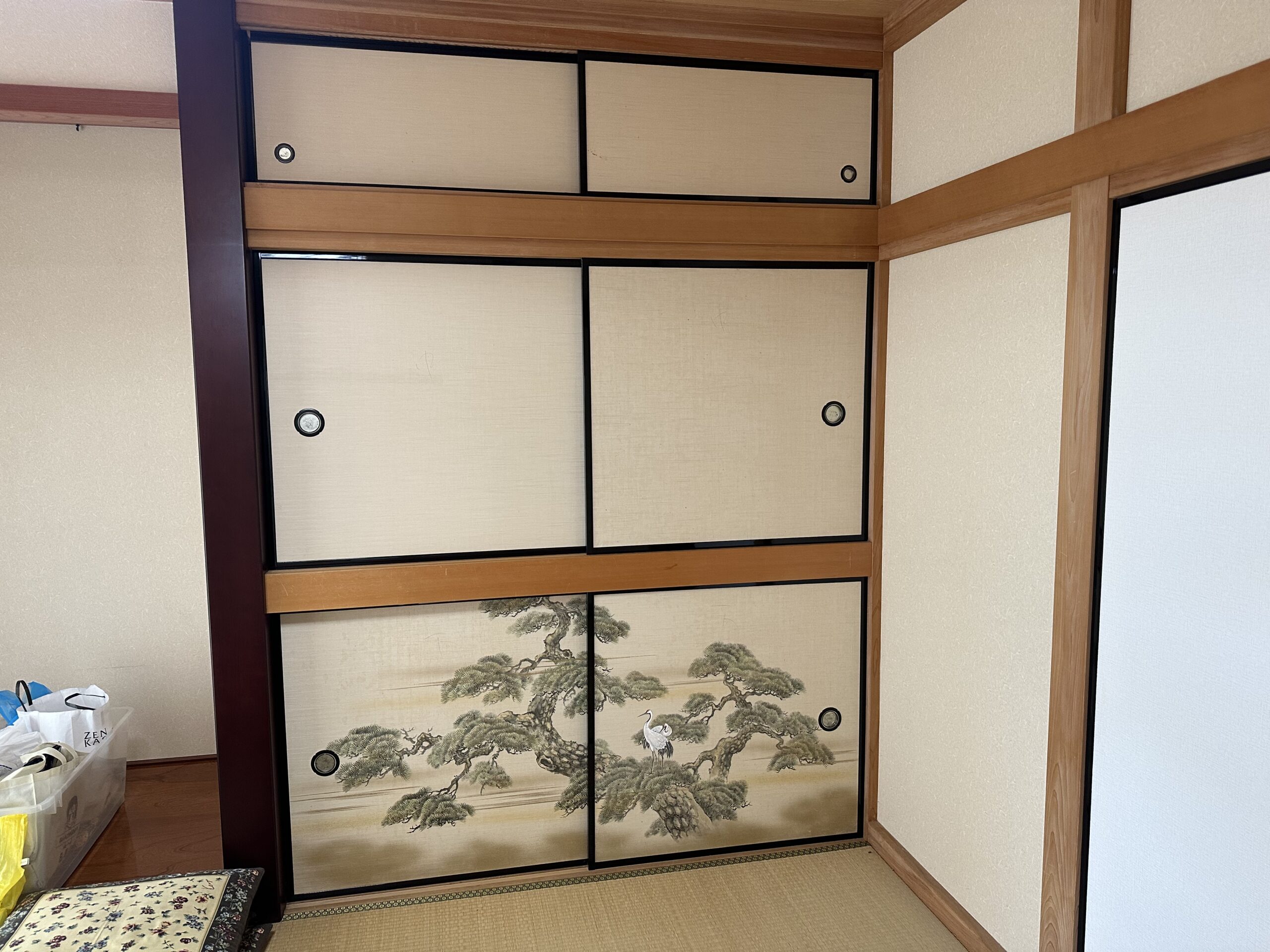 松と鶴の襖からシックなブルーのクロスに貼り替えた和室収納。和とモダンが調和した施工事例。