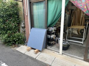 曇り空でしたので、外へ出して乾かしています。