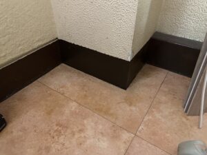 塗装が仕上がった巾木部分。穴があったとは思えない滑らかな仕上がりになっている! と思う(笑)