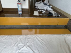 上がり框の下地作成中、合板で立ち上がりを作っている様子
