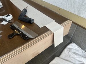 上がり框立ち上がり部に合板を固定している工程