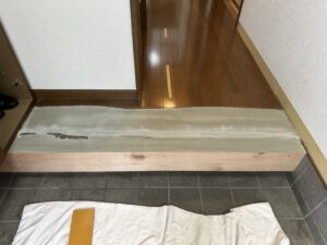 造作後、上がり框をアースシールで平滑にしています。