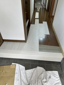 白系のフロアタイルを仮置きしてバランスを確認している様子
