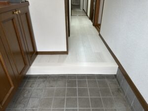 白系のフロアータイルで施工された廊下と玄関の全景
