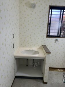 もったいないけど仕方ない、既設洗面化粧台取り壊し前の写真