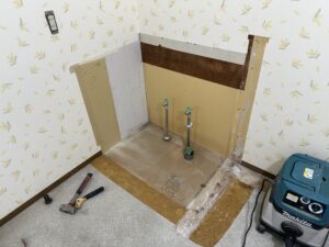 洗面化粧台撤去完了の写真。壁紙クロスが洗面化粧台のカタチ通りです。