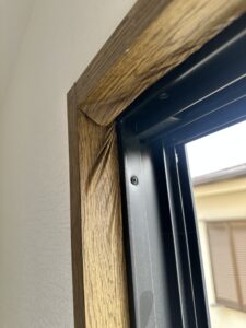 窓枠の化粧シートがよじれてめくれて困ったものだ