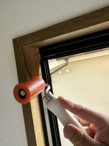 壁紙のつなぎ目に使うローラーでコロコロします。