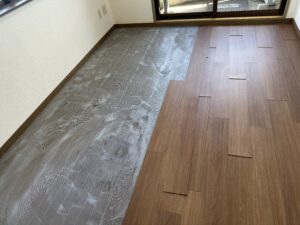 フロアタイルの接着タイミングをみています。