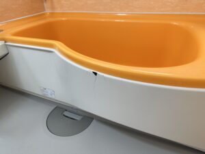 エプロン部分に深い亀裂が走り、内部が見えている状態