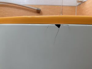 ユニットバスのエプロンに大きな割れが入っている様子
