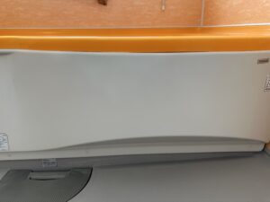 リペア後、割れが補修されて綺麗になったユニットバスのエプロン