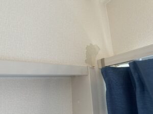 クローゼット上部の壁紙施工前
