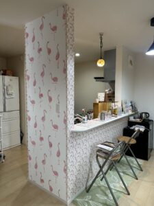 フラミンゴ柄クロスを施工した仕切り壁
