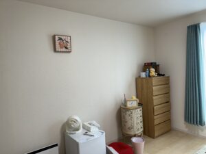 洋室の施工前の白い壁