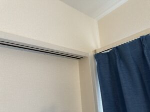 小鳥によるかじり跡がある壁紙と枠の施工後