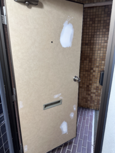 パテ処理を施した玄関ドアの途中経過写真