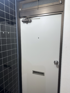 玄関ドアのダイノックシートの仕上がり（新品のようにきれい）