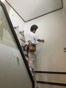 階段室壁紙張替えのようす
