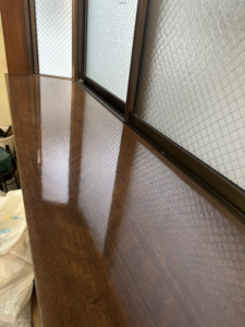 白濁が除去され、艶が戻った窓際カウンターの施工後写真