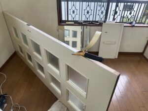 古い小口テープをヘラで剥がしている作業風景