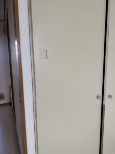 建具の表面に四角く裂けた穴が開いている状態の写真