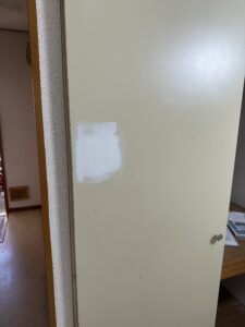 建具の穴をパテで平らに埋めて乾燥させている途中の写真