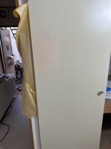 穴埋め補修後に周囲と色を馴染ませ、跡がほとんど分からない仕上がりの建具写真