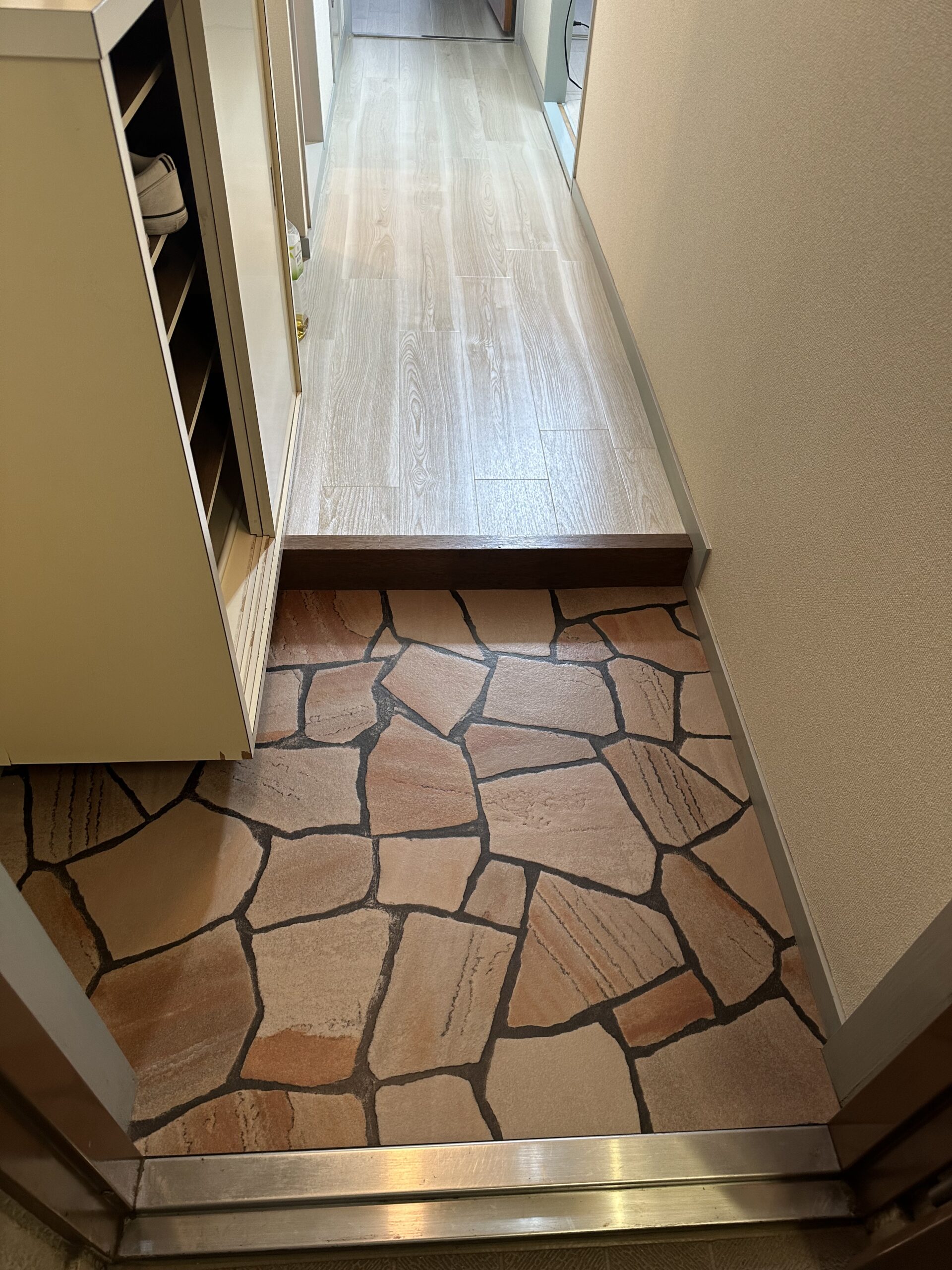 玄関土間に施工したサンゲツ社の乱貼り調土足用CFです。