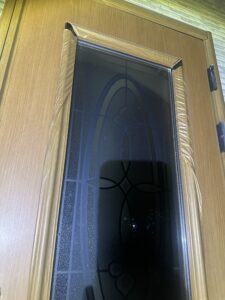 劣化した玄関ドア枠の様子③