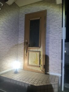 夜の現地調査時に撮影した劣化した玄関ドア全体の様子①