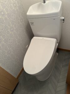 「TOTOのタンク一体型トイレとヘリンボーン柄のクッションフロアの仕上がり」