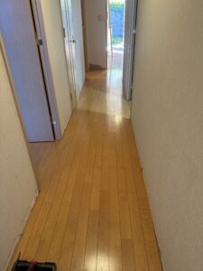 施工前のマンション廊下フローリングの写真