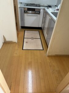 施工前のキッチン床と既存フローリングの状態
