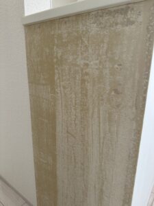 既存クロスを剥がした下地の状態(薄紙あり)