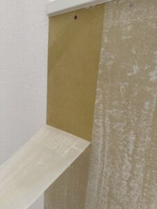 既存クロスを剥がしてるところ。薄紙をそーっと剥がしている