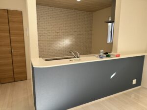 キッチンカウンター正面 アクセントクロス施工後
