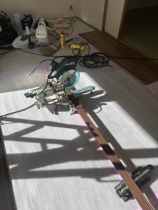 巾木をカットするためのスライド丸ノコ設置写真