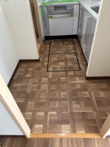 キッチン前の古いフローリングからフロアタイルへ張り替えた施工後の床写真