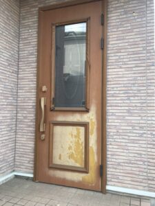 シート施工前の下地処理後の玄関ドア