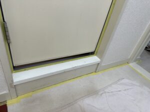 枠まわりをスポット塗装して室内全体が整う前の状態