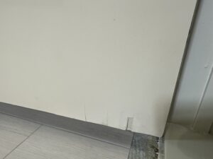 リビングドア下部のデコラ板が捲れ、欠けている施工前の状態②