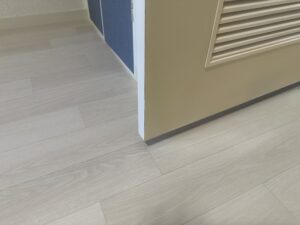 リビングドア下部のデコラ板が捲れ、欠けていた施工後の状態